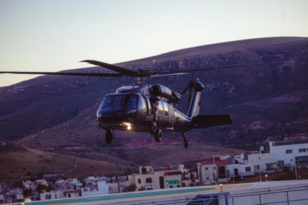 El helicóptero blindado Black Hawk adquirido por el gobierno de Zacatecas, cuyo costo fue de 105 millones de pesos, posee equipo de inteligencia y de artillería de alta magnitud; además, tiene capacidad para 12 personas. Foto 'La Jornada'