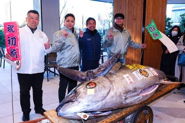 La primera subasta del año en el famoso mercado de pescados Toyosu de Tokio centra la atención porque se considera extraoficialmente como un marcador de las tendencias económicas y una especie de pronóstico para el año. Foto Sputnik.
