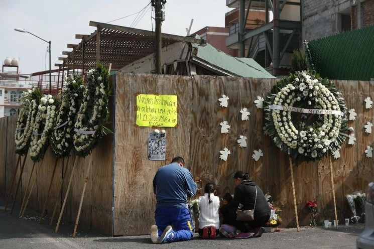 Imagen de archivo de ofredas que fueron colocadas en memoria de las víctimas del derrumbe del Colegio Rébsamen. Foto Alfredo Domínguez