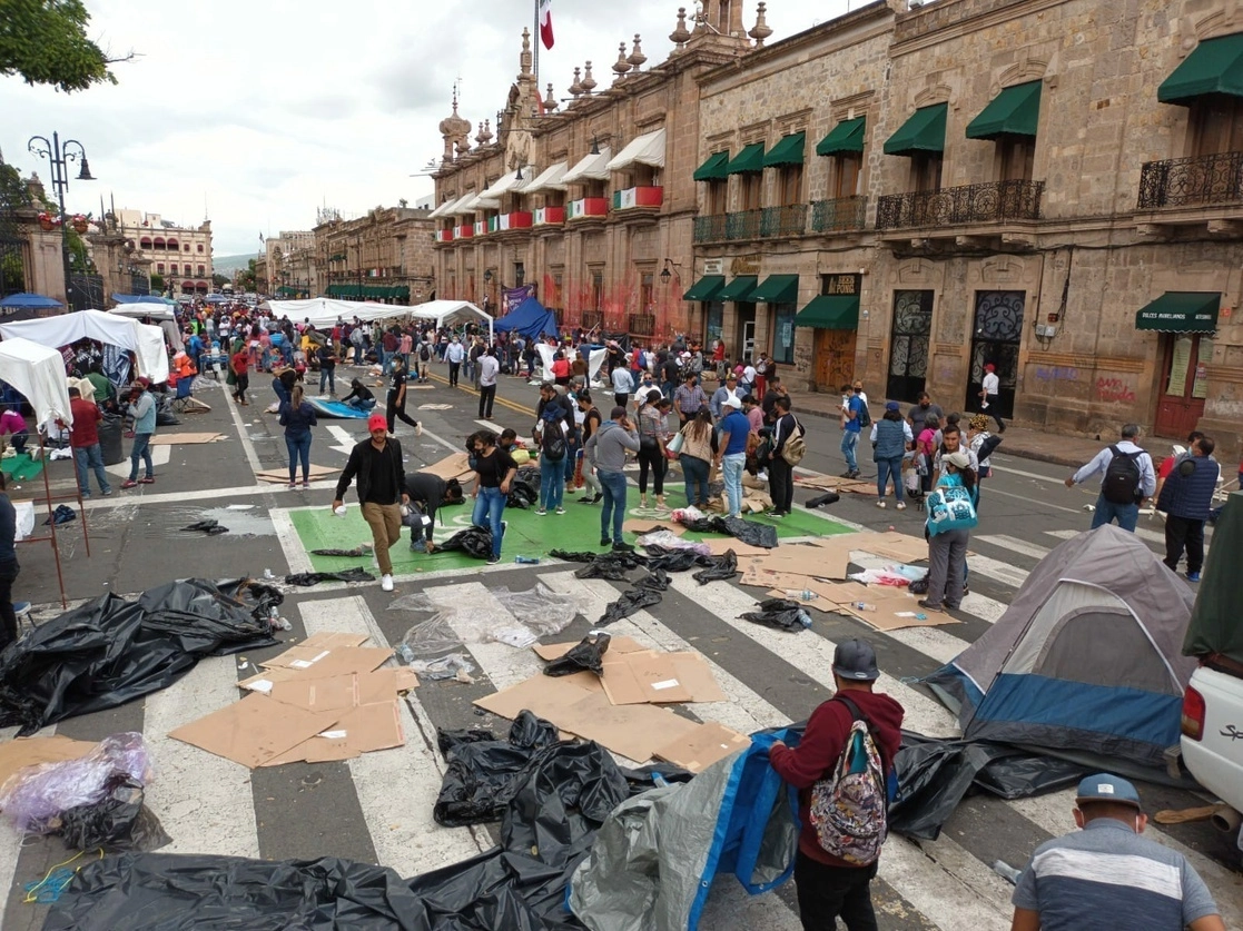 Los maestros de la CNTE en Michoacán exigen el pago de cinco quincenas que el gobierno saliente les adeudó. Foto Ernesto Martínez