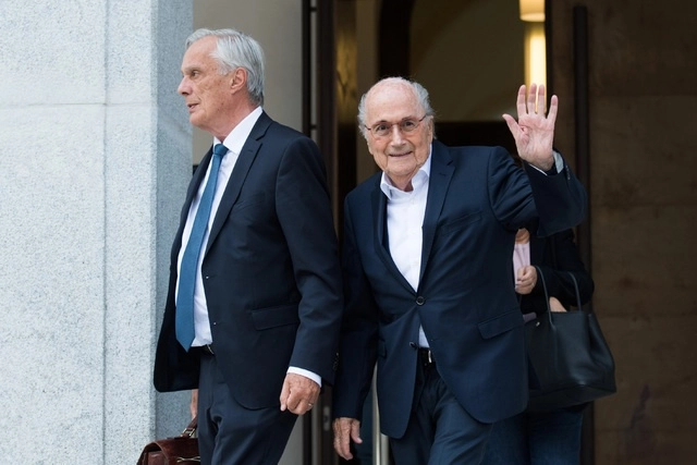 Joseph Blatter negó haber aprobado pagos fraudulentos a la leyenda del futbol francés Michel Platini, y dijo ante un tribunal suizo que una transferencia de dinero fue fruto de un "acuerdo de caballeros". Foto Ti-Press / Alessandro Crinari / Keystone vía Ap