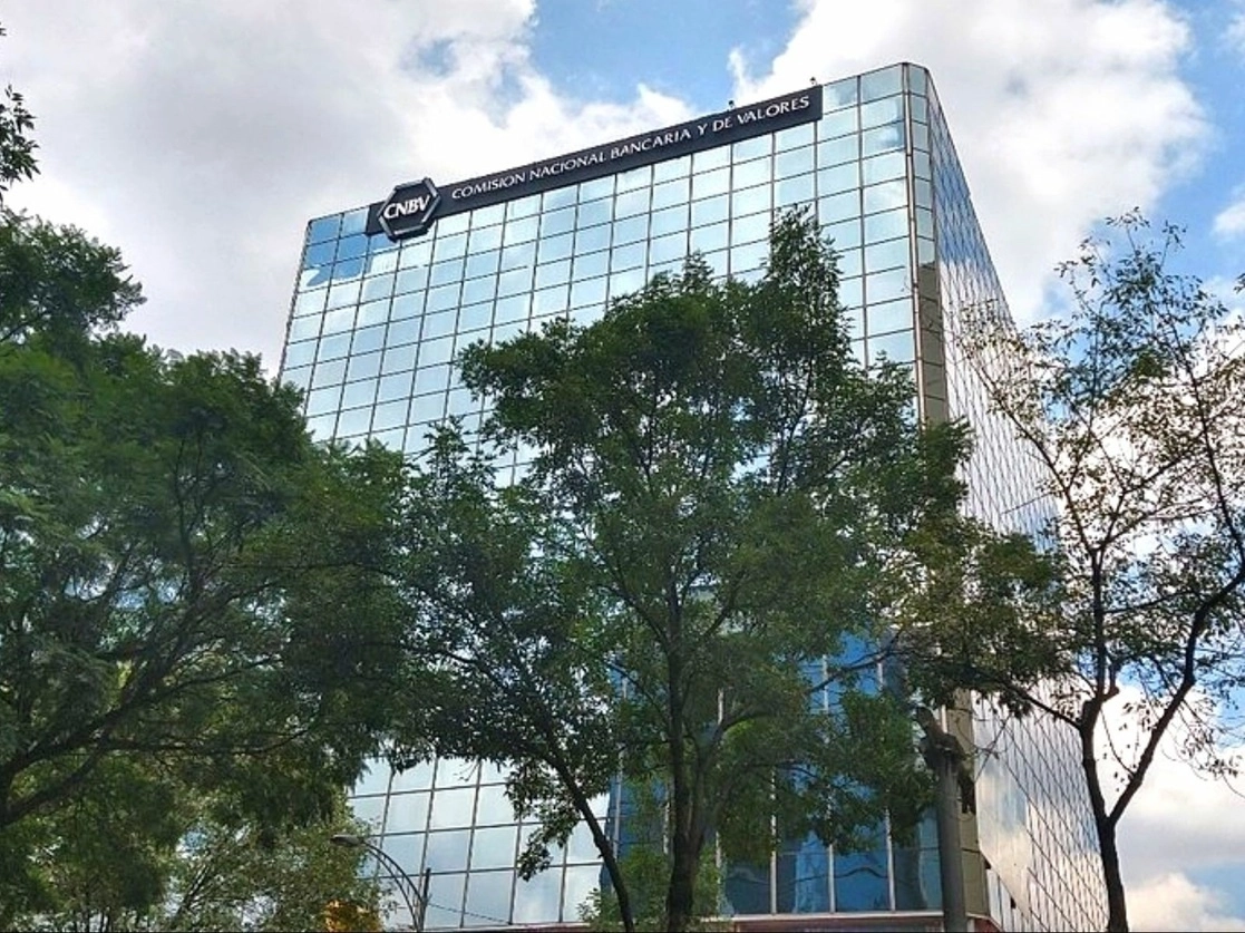Según las cifras más recientes de la Comisión Nacional Bancaria y de Valores (CNBV), en 2021 el número de transferencias por cada diez mil personas adultas fue de 50 mil 287. Foto La Jornada / Archivo