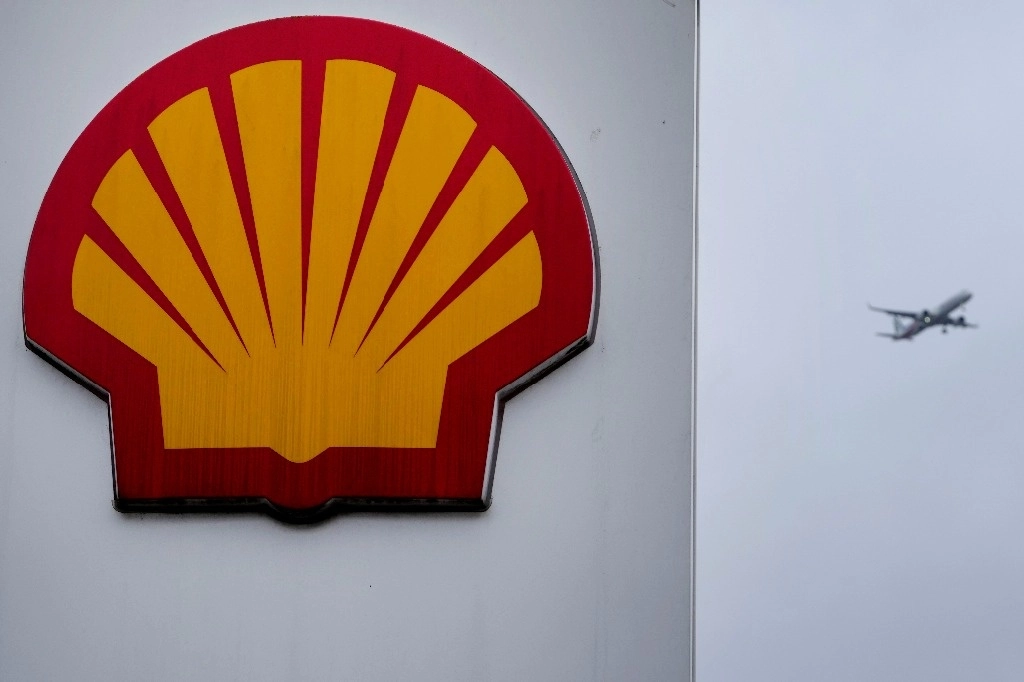 Un avión pasa un cartel en una gasolinera Shell en Londres, el jueves 2 de febrero de 2023. Foto Ap