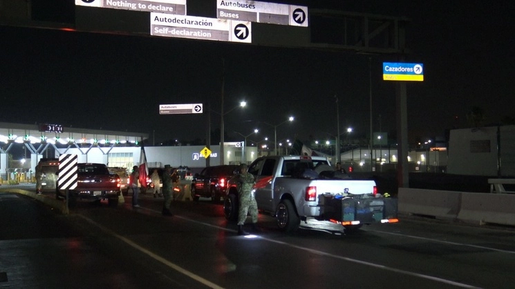 La caravana de paisanos que cruzó  de Laredo a Nuevo Laredo fue vigilada y cuidada por elementos de la Sedena, GN, PC, bomberos e INM. Foto Carlos Figueroa