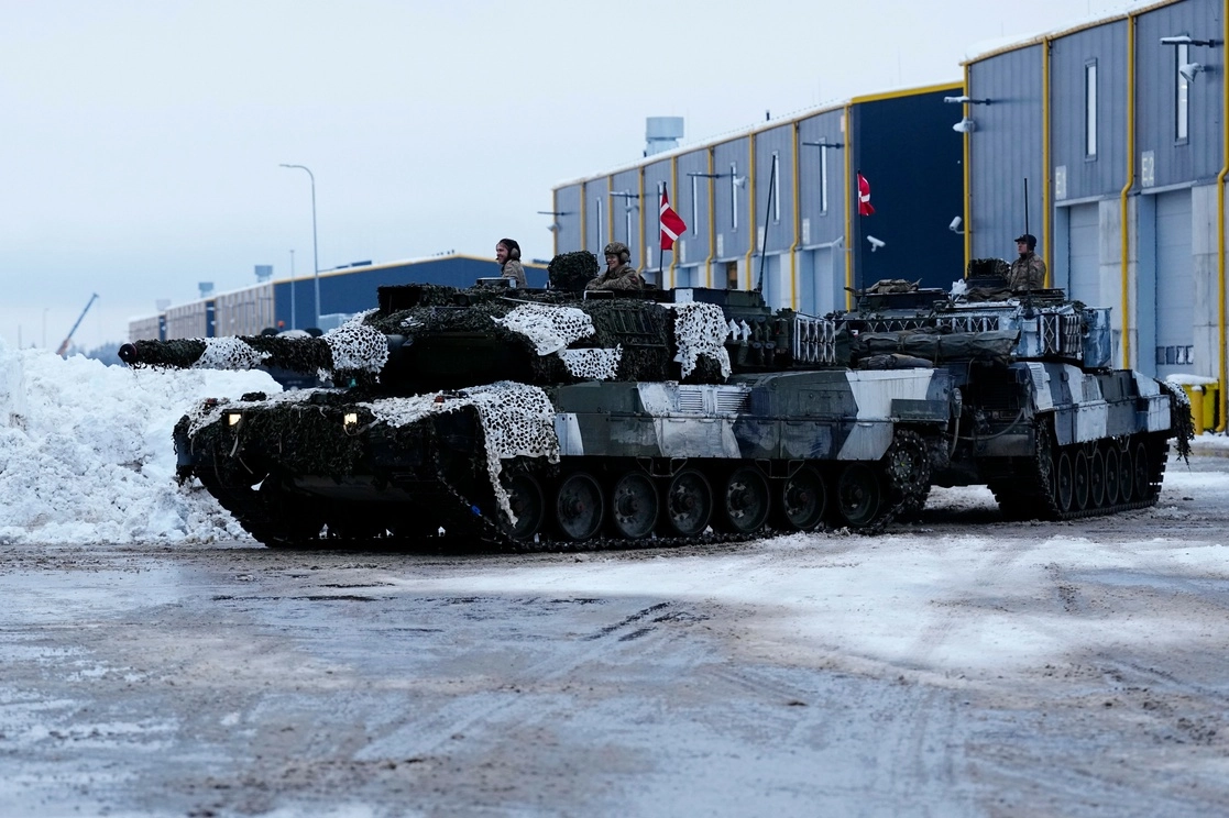 Un tanque de guerra Leopard, perteneciente al ejército de Dinamarca, es fotografiado en las instalaciones del campo militar de Tapa, en Estonia. Foto Ap.