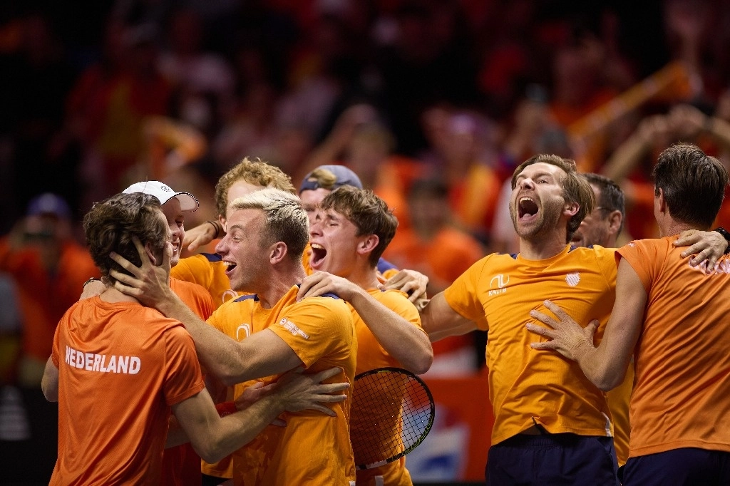 Imagen del 19 de noviembre de 2024 del equipo de Paí­ses Bajos festejando la victoria de los cuartos de final entre España y Paí­ses Bajos en el torneo de tenis de las Finales de la Copa Davis, en Málaga, España. Foto Xinhua