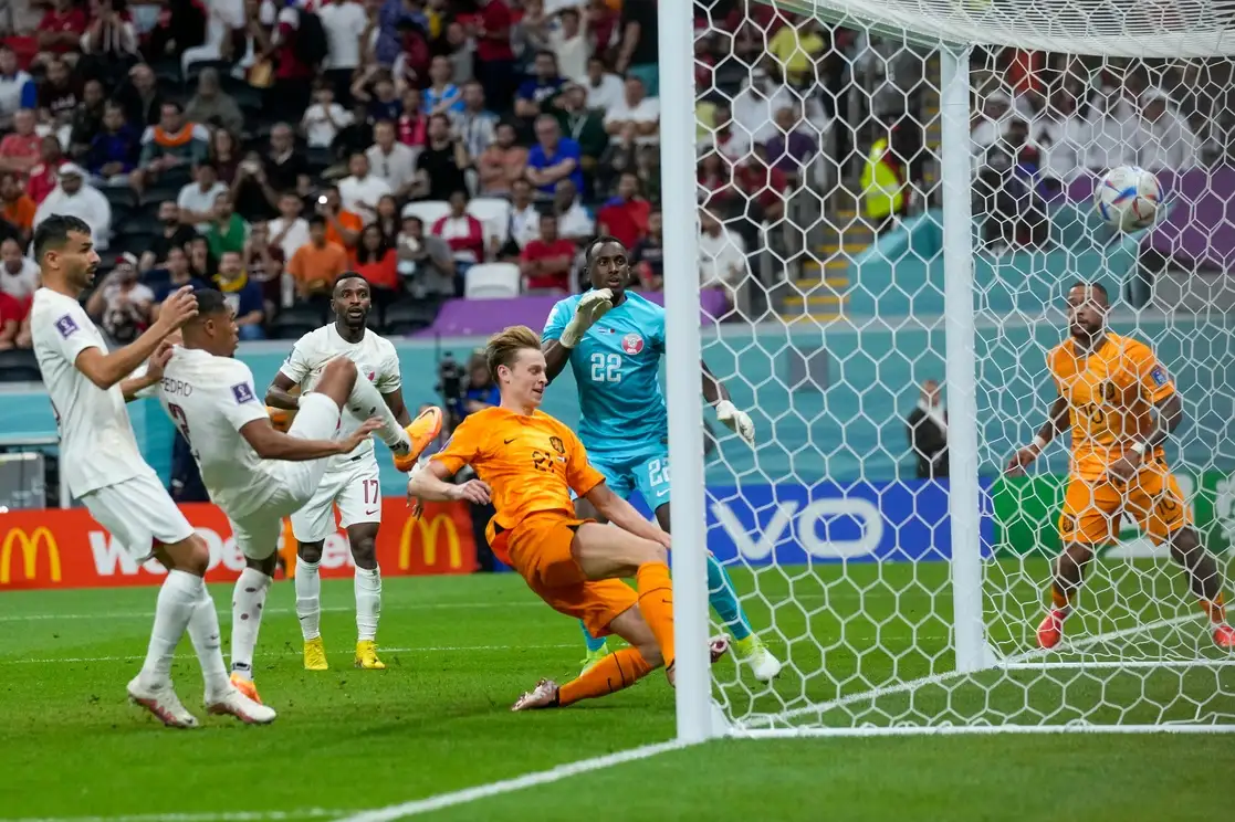Cody Gakpo inauguró el marcador (27) y Frenkie De Jong (en la imagen) cerró la cuenta (49) para que los Países Bajos finalizaran por delante de Senegal, mientras que Ecuador y Qatar quedaron eliminadas. Foto Ap
