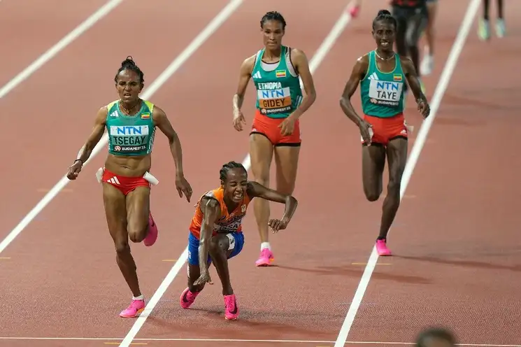 Sifan Hassan, de Países Bajos, cae durante la prueba de 10 mil mentros para mujeres, mientras disputaba el primer puesto a la etíope Gudaf Tsegay, que se llevó la prueba en el Mundial de Atletismo celebrado en Budapest, Hungría.
