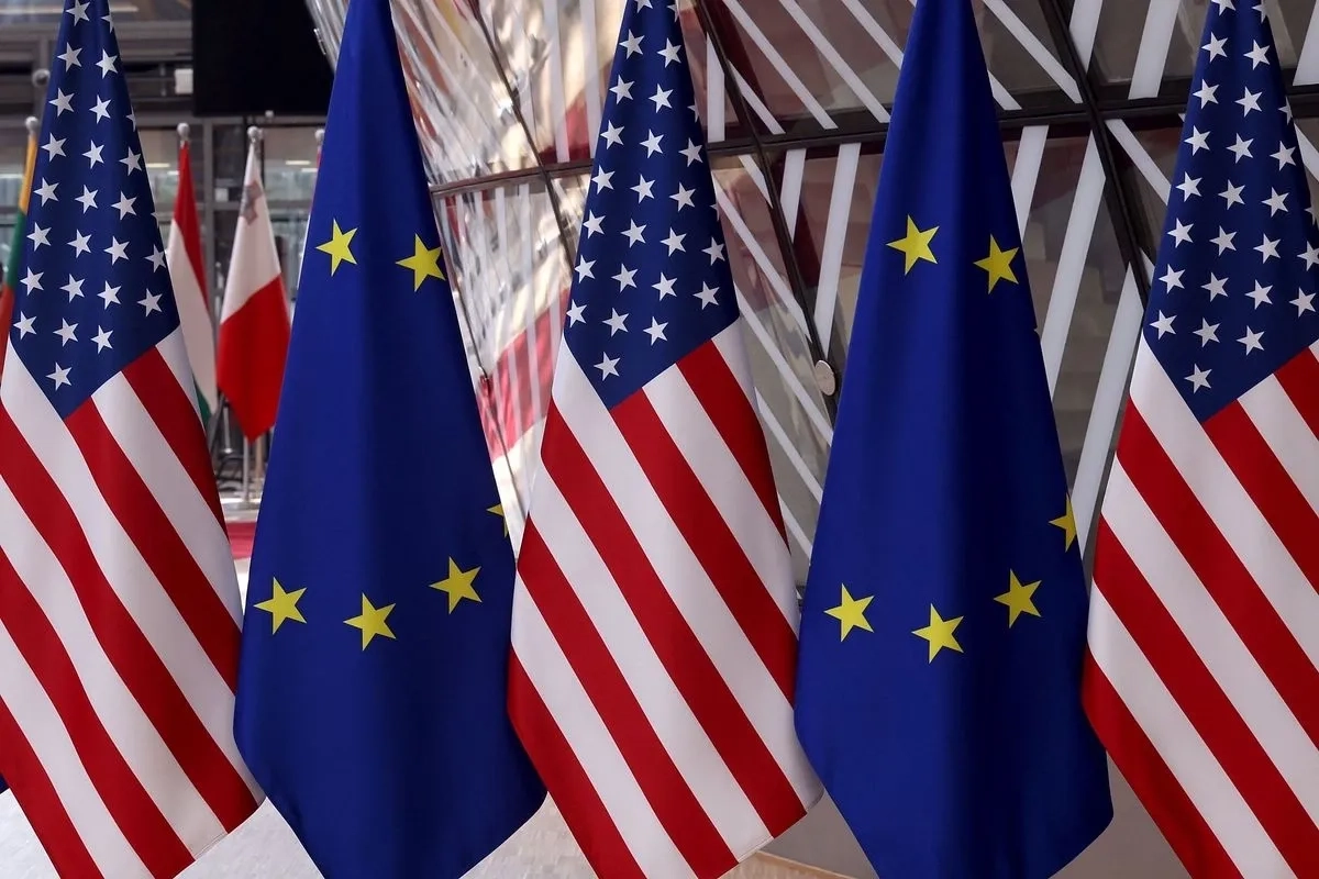 Banderas de la Unión Europea y Estados Unidos en imagen de archivo. Foto
