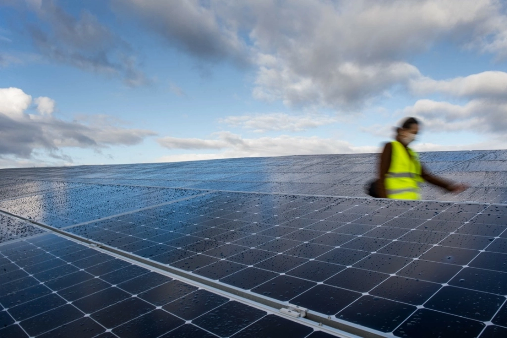 Panel solar en planta fotovoltáioca en Guignen, Francia. Foto Afp / Archivo