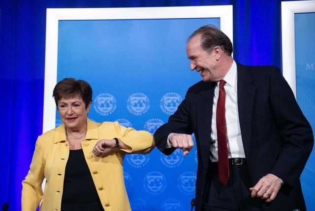 Kristalina Georgieva, directora gerente del FMI, y el presidente del BM, David Malpass, durante una conferencia en Washington sobre el coronavirus. Foto Afp