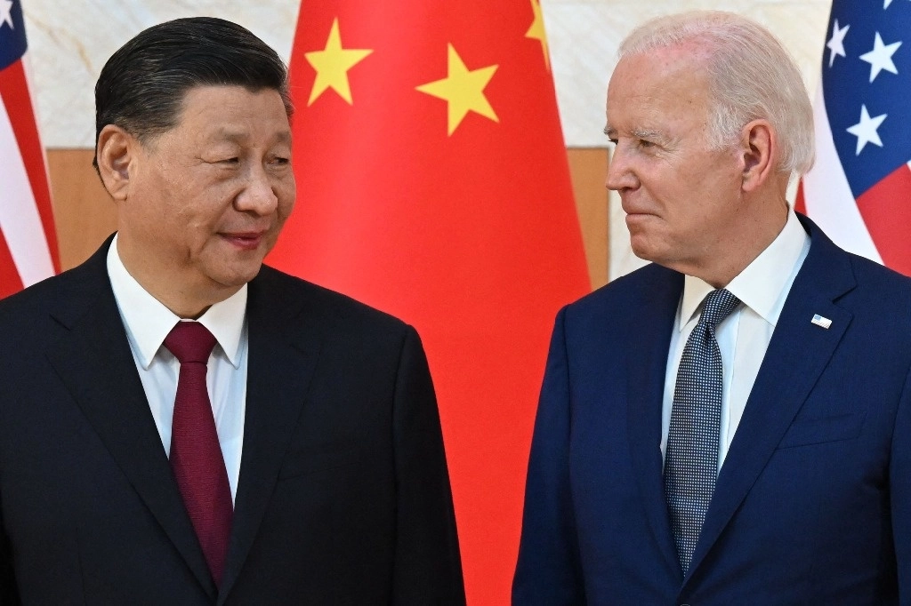 El presidente estadounidense Joe Biden (derecha) y el presidente de China, Xi Jinping (izq.), se reúnen al margen de la Cumbre del G20 en Nusa Dua, en la isla turística indonesia de Bali, el 14 de noviembre de 2022. 