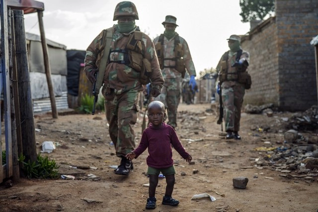 El FMI y el Banco Mundial pidieron una respuesta internacional rápida para ayudar a los países africanos y otros mercados emergentes a responder a la pandemia. La imagen, en Johannesburgo, Sudáfrica. Foto Ap