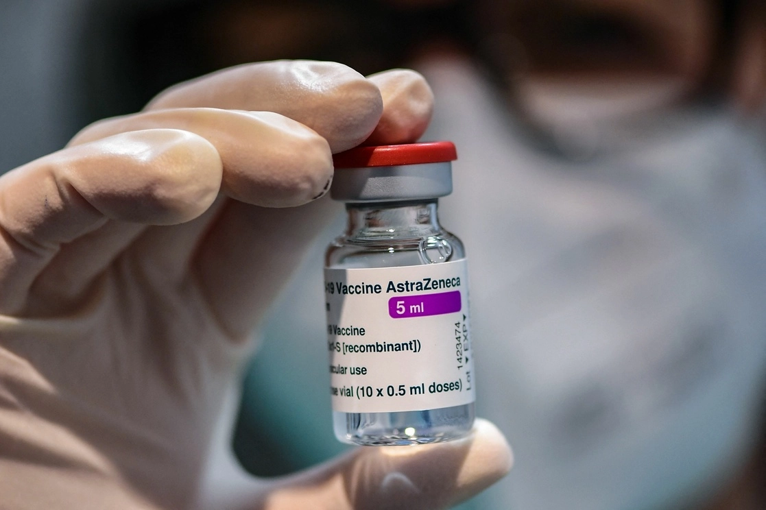 Italia, Dinamarca, Noruega e Islandia suspendieron la vacuna de AstraZeneca por temor a que provoque formación de cóagulos en los pacientes. Foto Afp / Archivo