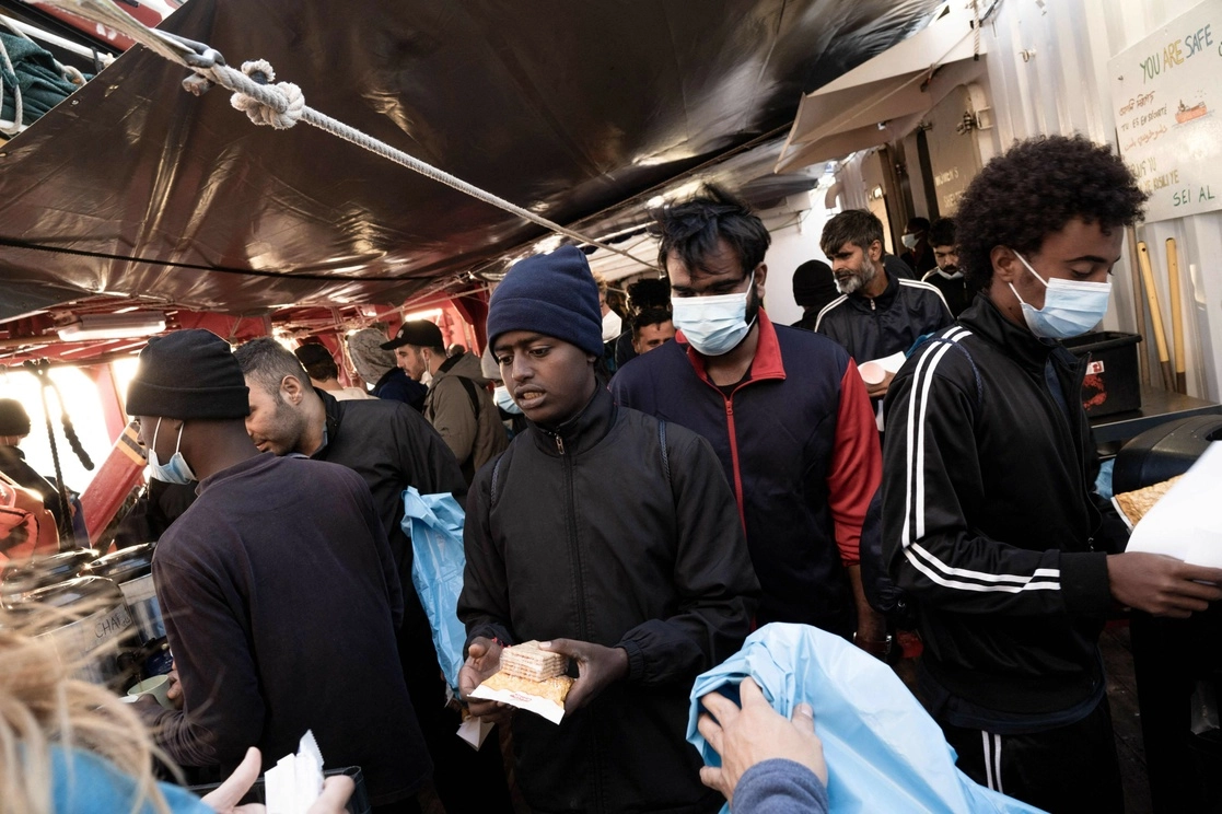 Migrantes a bordo del buque ‘Ocean Viking’ se preparan para desembarcar en Toulon, Francia. Foto Afp