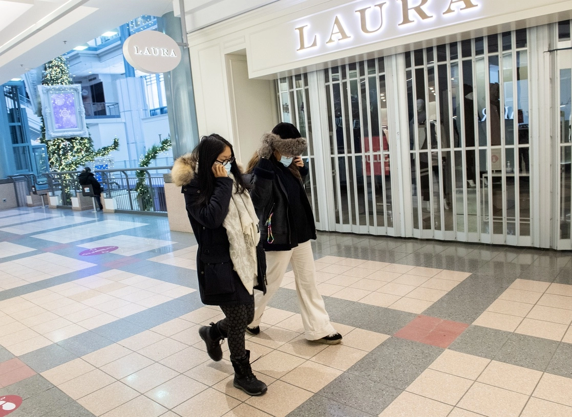 Un par de mujeres caminan por un centro comercial en Montreal, Canadá. Foto Ap