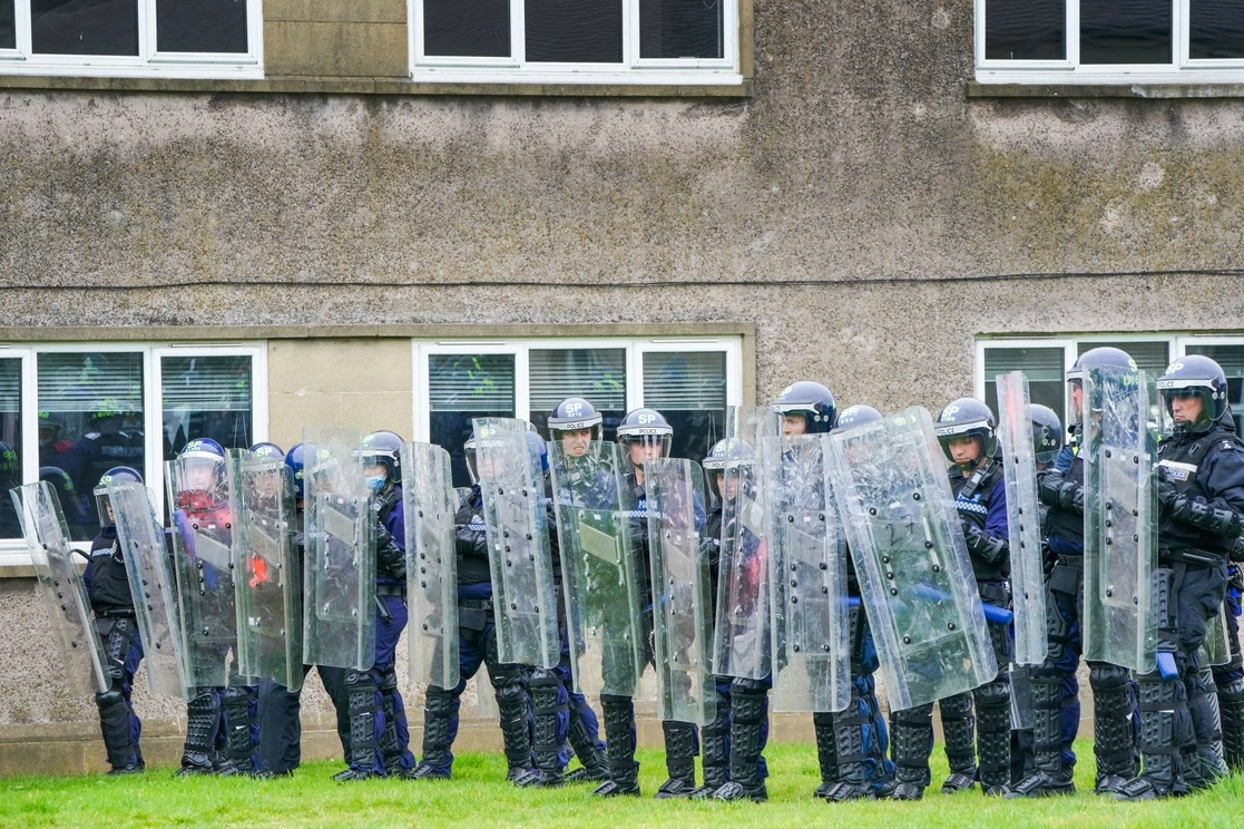 La policía de Escocia durante una capacitación en caso de disturbios durante la COP26. Foto Afp / Archivo