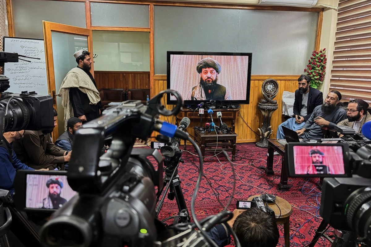 Periodistas locales se reúnen para una conferencia de prensa en línea con el ministro de Defensa afgano, Mullah Muhammad Yaqoob, después de que este firmara un acuerdo de alto el fuego con su homólogo paquistaní, Khawaja Asif, en Qatar, en el Centro de Prensa del Gobierno en Kabul, Afganistán, el domingo 19 de octubre de 2025. Foto