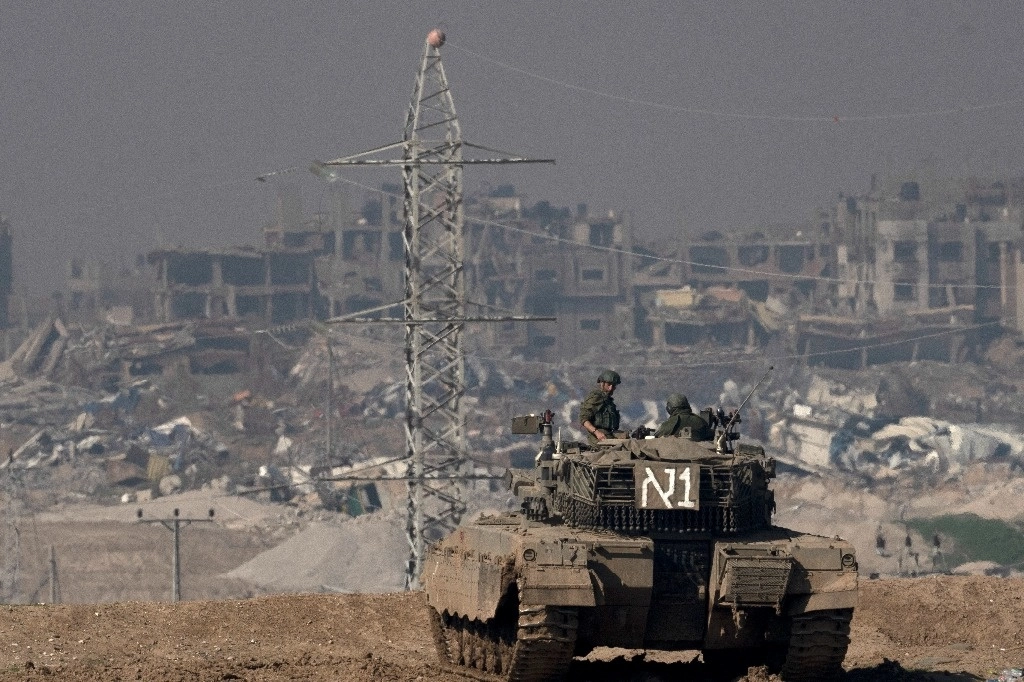 Soldados israelíes dominan la franja de Gaza desde un tanque, visto desde el sur de Israel, el 19 de enero de 2024. Foto Ap