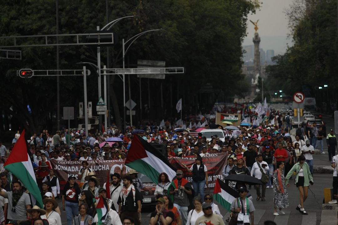 Un contingente de la CNTE se sumó a la marcha en contra de la guerra en Palestina. Foto 