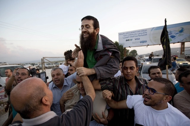 Khader Adnan (c) en imagen de archivo. Foto Ap