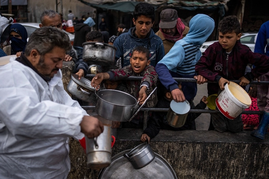 Los palestinos hacen fila para recibir comida gratis en Rafá, Franja de Gaza, el viernes 23 de febrero de 2024. Foto Ap