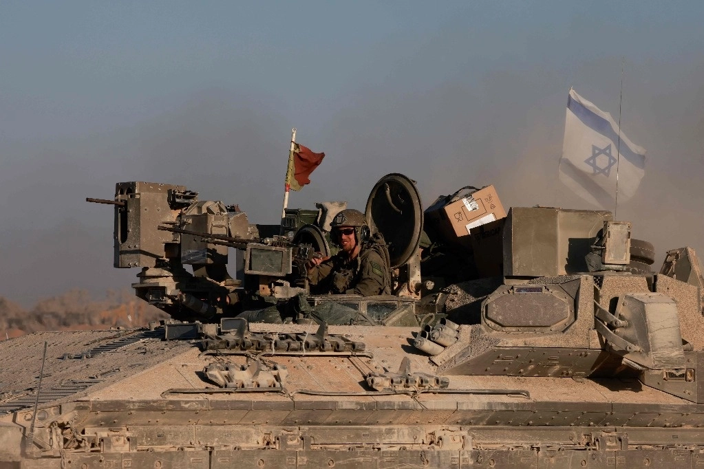Soldado israelí conduce un vehículo blindado en la frontera de Gaza, el 17 de julio de 2024. Foto Afp