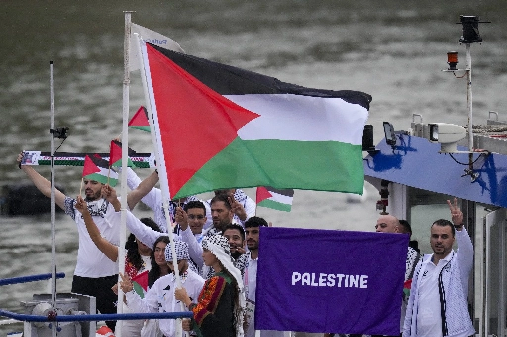 Deportistas palestinos durante su presentación en la ceremonia inaugural de los Juegos Olímpicos de Paris 2024. Foto Ap 