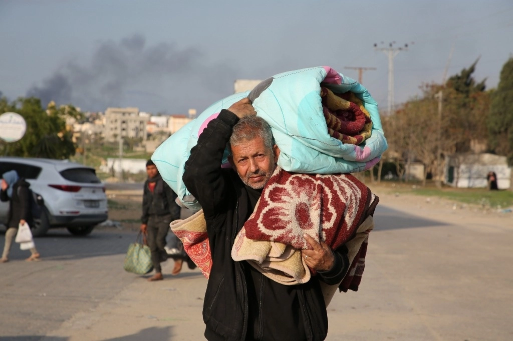 Palestinos que escaparon de la ofensiva israelí en Jan Yunis, a su llegada a Rafá, el 14 de febrero de 2024. Foto Ap 