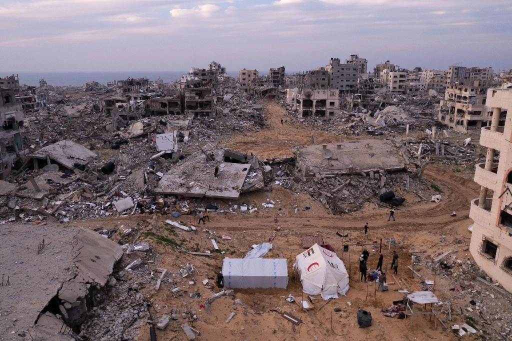 El ambiente era festivo, a pesar de que muchos de ellos sabían que sus hogares habían quedado destruidos por los ataques israelíes contra Hamas que arrasaron con gran parte de Ciudad de Gaza y el resto del norte del territorio. Foto Ap