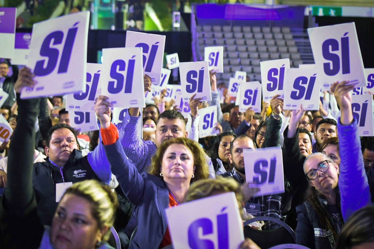 Delegados panistas de distintos puntos del país emiten su voto durante la Asamblea Nacional Ordinaria del Partido Acción Nacional (PAN) celebrada en las instalaciones de Expo Santa Fe.
