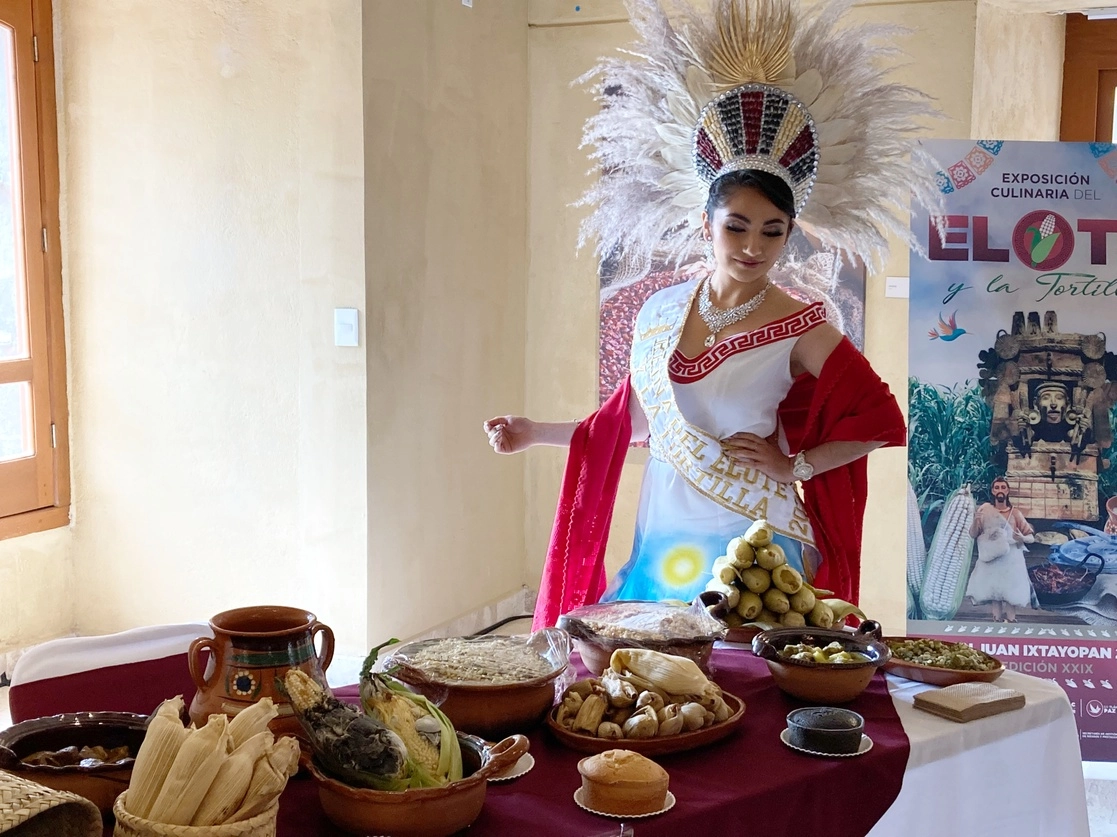 Alondra Jiménez, reina de ‘Feria y exposición Culinaria del maíz y la tortilla’, durante la presentación de la muestra que inicia este fin de semana en la alcaldía Tláhuac. Foto Bertha Teresa Ramírez
