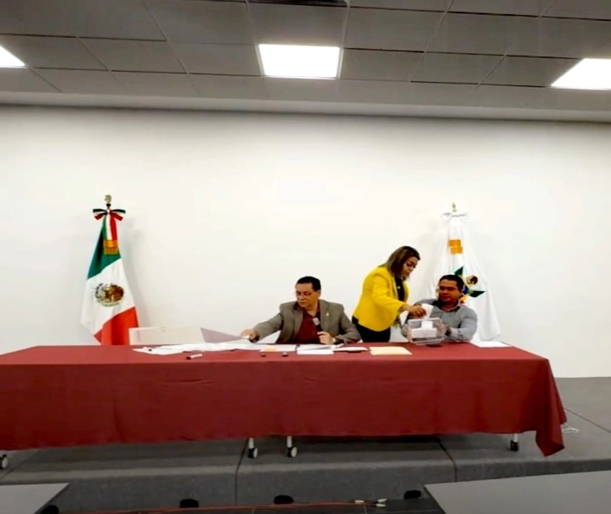 Aspectos de la votación para elegir a los nuevos miembros de la mesa directiva de la 61 legislatura local a la que asistieron 13 de los 25 legisladores que conforman el Congreso de Querétaro. Foto 