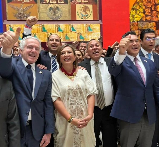 La candidata del FAM a la presidencia de la República, Xóchitl Gálvez (c) junto con el legislador Santiago Creel (izq) y los dirgentes del PRI, Alejandro Moreno (der) Jesús Zambrano del PRD (c,der) y Marko Cortés del PAN (c,izq). Foto José Antonio López