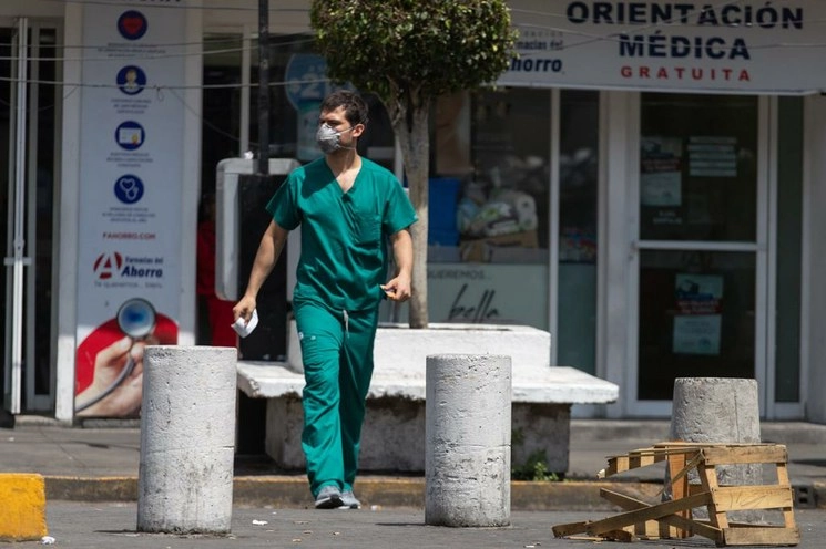 Un médico del Hospital General, en la colonia Doctores, camina en la calle de Dr. Pasteur, el 12 de abril de 2020. Foto Pablo Ramos
