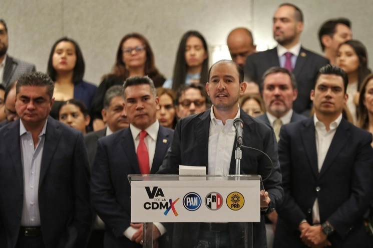 El presidente nacional del PAN, Marko Cortés, durante conferencia de prensa sobre la acusación en contra de Jorge Romero y Santiago Taboada de estar involucrados con el cártel inmobiliario, en la Ciudad de México, el 3 de mayo de 2023. Foto Marco Peláez




