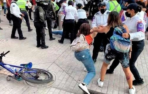 28 mujeres fueron detenidas en Irapuato cuando se  manifestaban contra la violencia feminicida. Foto ‘La Jornada’
