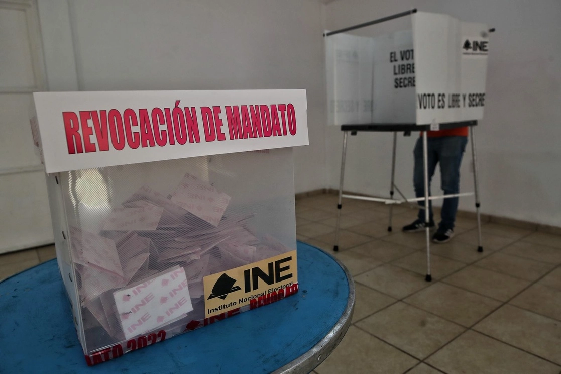 La casilla 4012, ubicada en la alcaldía Tlalpan, a donde acuden ciudadanos para participar en la revocación de mandato, el 10 de abril de 2022. Foto Marco Peláez