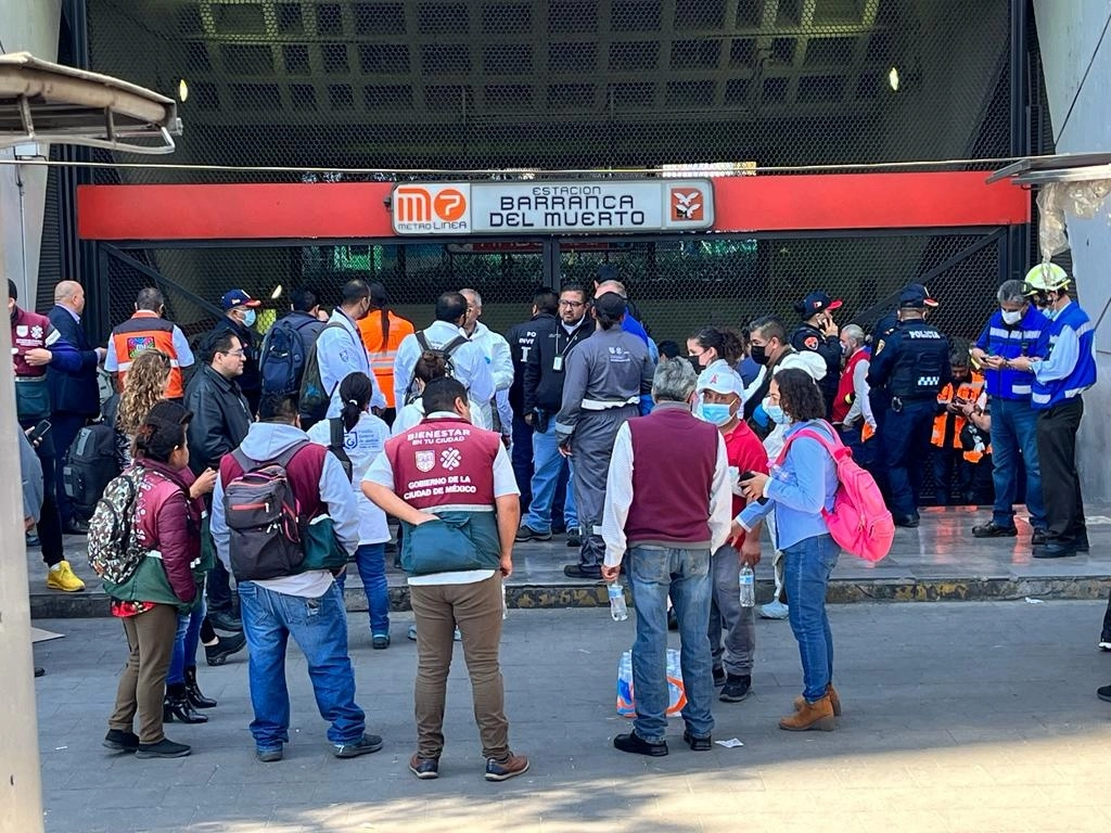Peritos de la Fiscalía General de Justicia de la CDMX arriban a la estación Barranca del Muerto, donde los usuarios tuvieron que ser desalojados por el registro de un corto circuito, el 23 de enero de 2023. Foto Luis Castillo