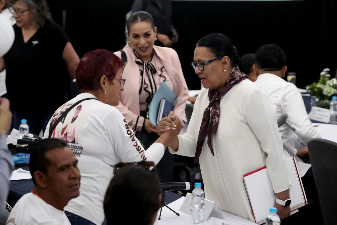 La secretaria de Gobernación, Rosa Isela Rodriguez (a la derecha), durante una reunión con familiares de personas desaparecidas, el pasado 7 de abril en un hotel de la Ciudad de México. 