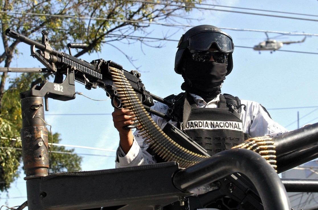 Un elemento de la Guardia Nacional durante un operativo en el barrio Jardines de Alcalde de Guadalajara. Foto Afp / Archivo 