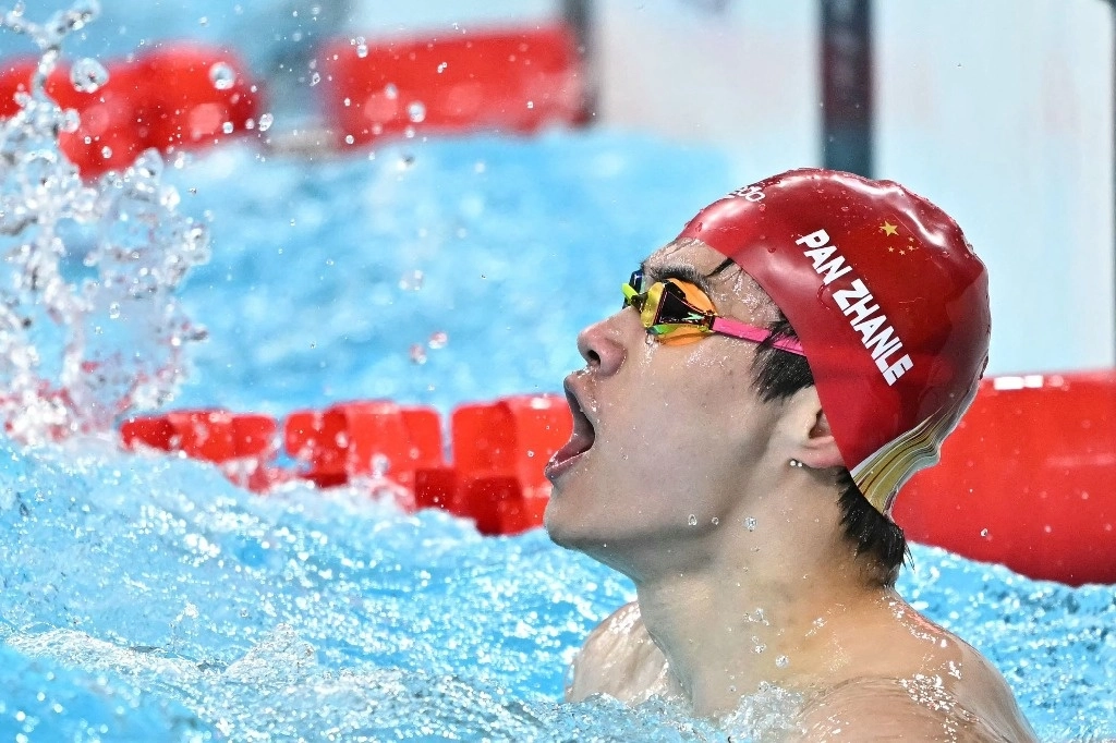 El nadador chino, Pan Zhanle, se coronó y rompió su propio récord olímpico. Foto Afp