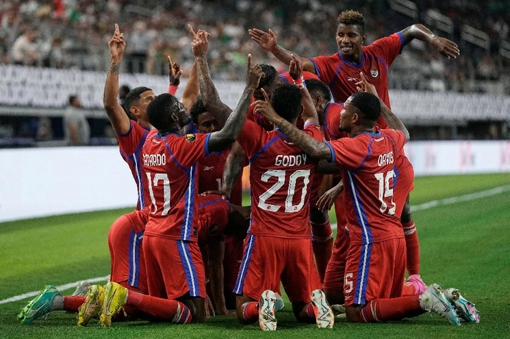 Los jugadores panameños celebran uno de los cuatro goles con los que vencieron a Qatar en los cuartos de final de la Copa Oro. Foto Ap.