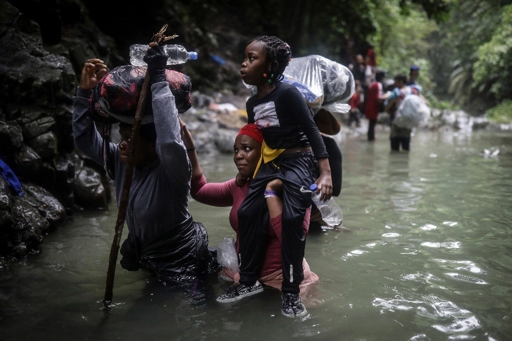 Las autoridades colombianas criticaron el cierre de estos pasos, afirmando que afecta "los derechos fundamentales" de los migrantes que transitan por esta peligrosa selva en su marcha hacia Estados Unidos. Foto Ap/Archivo.