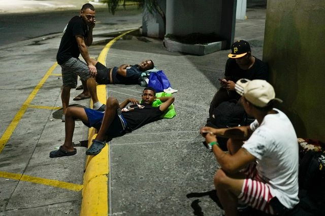 Montilla, de 28 años, y otro medio centenar de venezolanos están varados en la localidad costera de Miramar. Foto 