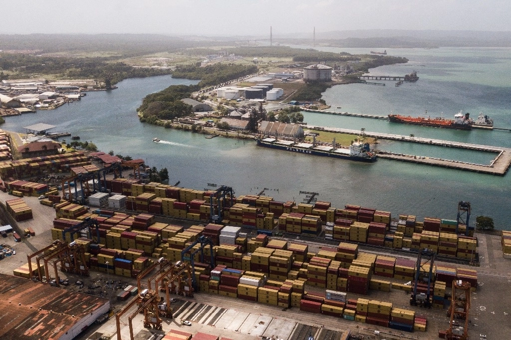 Contenedores de carga se apilan mientras las grúas cargan y descargan contenedores de los buques de carga en el puerto de Cristóbal, operado por Panama Ports Company, en Colón, Panamá, el martes 4 de febrero de 2025. Foto Ap