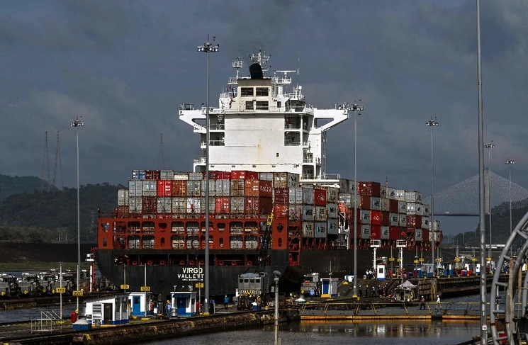Un buque de mercancías durante su paso por las esclusas de Miraflores, en el Canal de Panamá. Foto Afp.