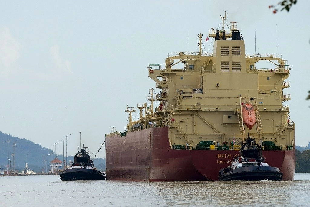 El buque cisterna Hallasan Explorer, con bandera de Liberia, navega en el Canal de Panamá, en Panamá, el 20 de enero de 2025. Foto Afp