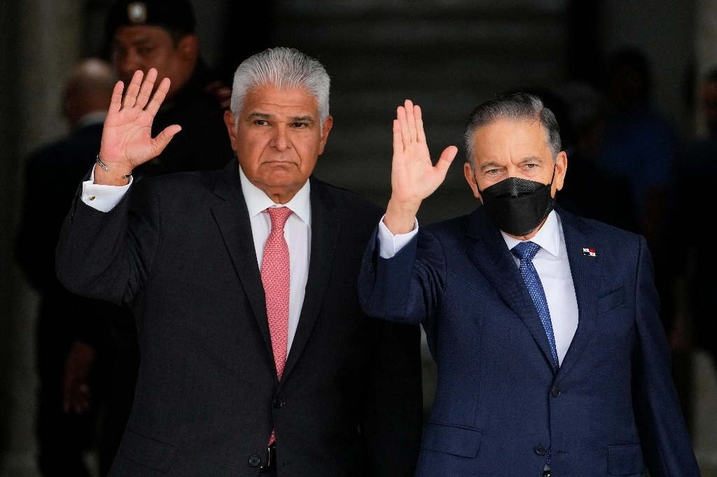 José Raúl Mulino, presidente electo de Panamá y Laurentino Cortizo, mandatario en funciones, tras la reunión que ambos sostuvieron después de las elecciones presidenciales. Foto Ap.