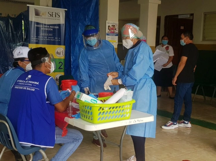 Trabajadores de Salud en Panamá se someten a pruebas de detección de Covid-19. Foto Tomada del Twitter @MINSAPma
 